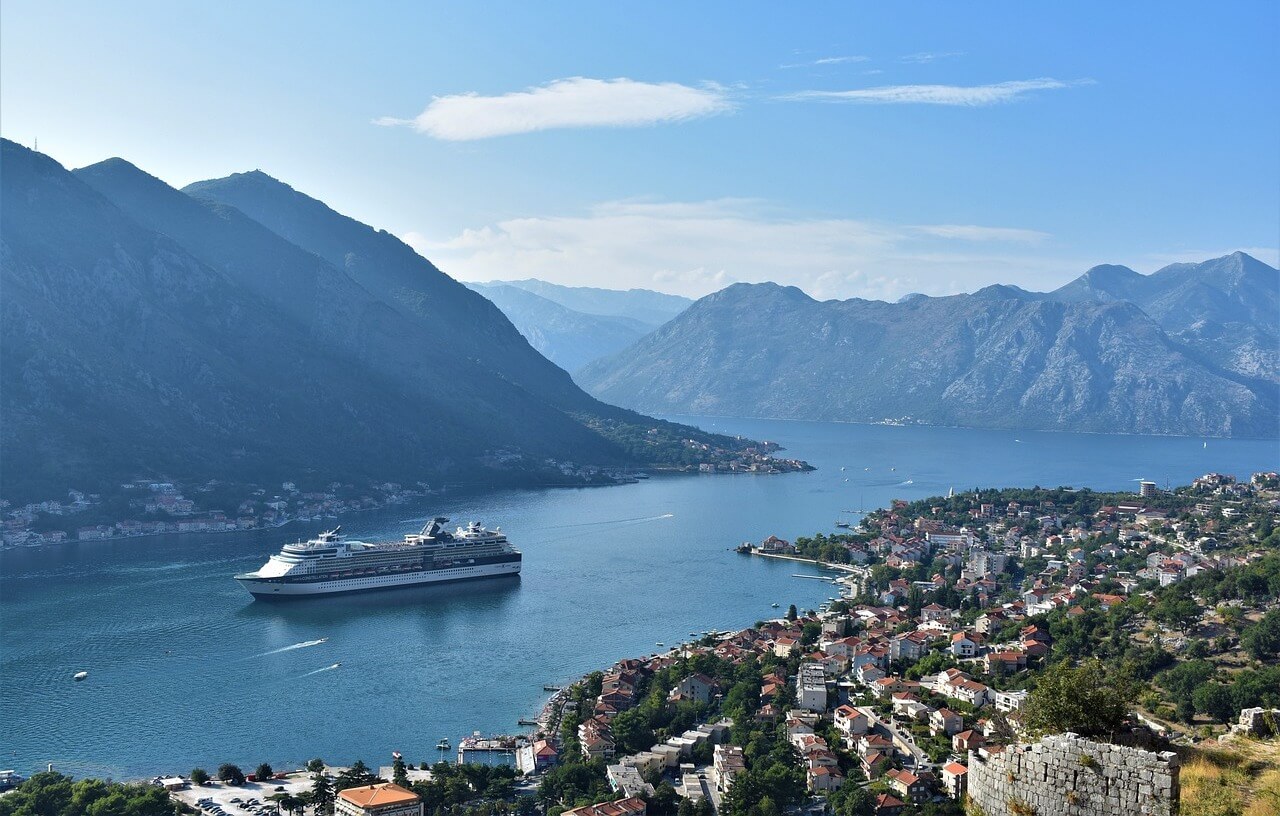 Blick über Kotor mit Kreuzfahrtschiff im Hintergrund