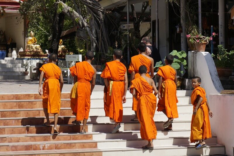 Buddhisten auf dem Weg in den Tempel