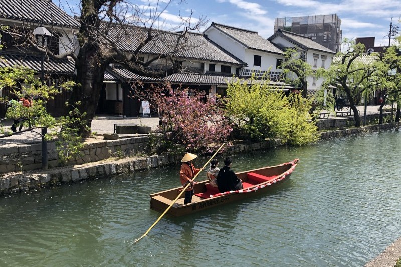 Pärchen auf dem Fluss in Kurashiki