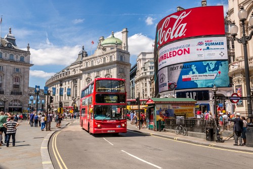 London Piccadilly Circus mit rotem Bus an einem sonnigen Tag