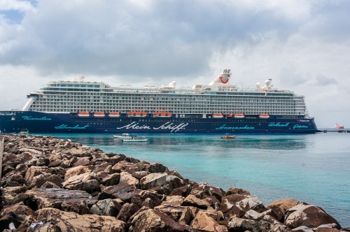 Mein Schiff im Hafen angelegt