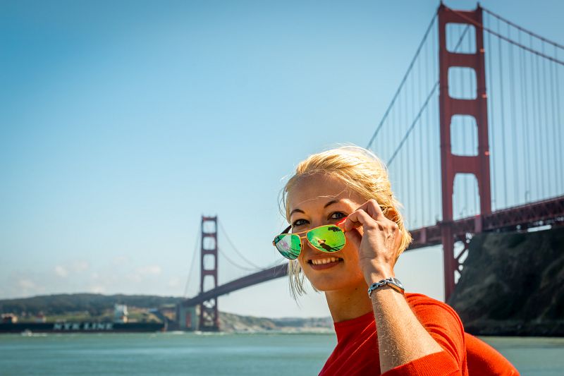 Ein Portrait Foto mit der Golden Gate Bridge im Hintergrund